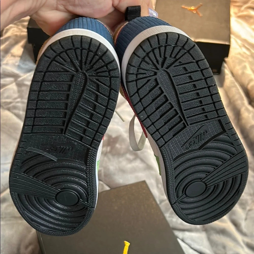 Nike Air Jordan 1 Mid "Messy Room" Runners - Picture 3 of 6